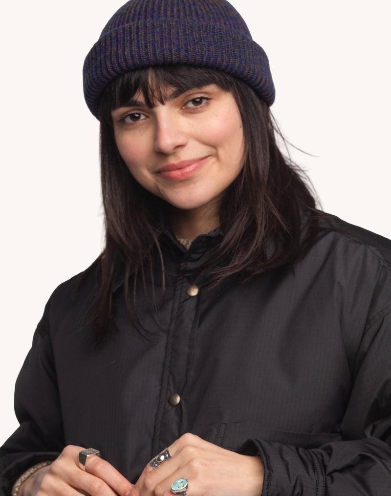 Model trägt das marineblau melierte OLOW Falco Beanie – Nahansicht